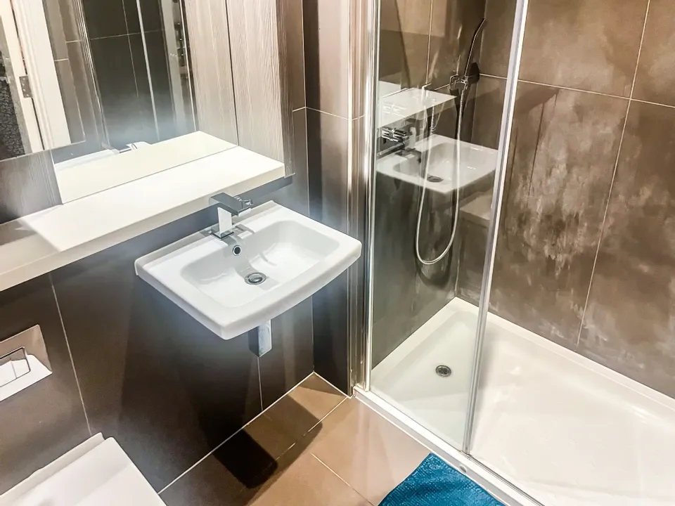 Flat Bath Road in Greater London