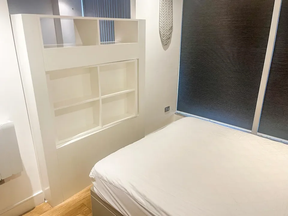 Flat Bath Road in Greater London