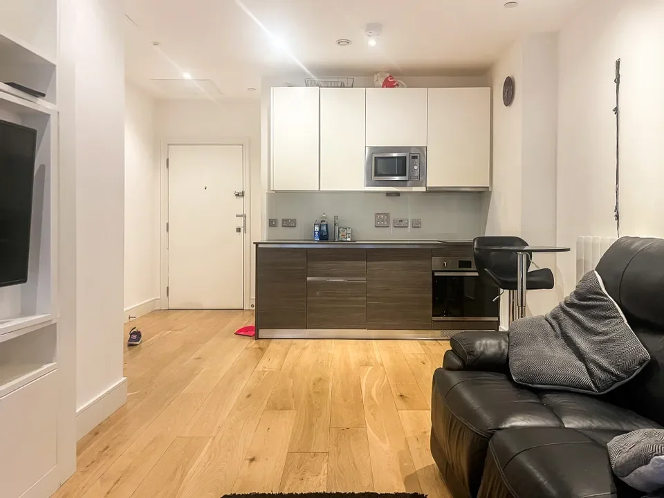 Flat Bath Road in Greater London