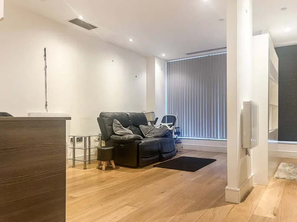 Flat Bath Road in Greater London
