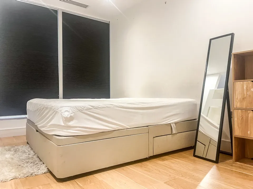 Flat Bath Road in Greater London