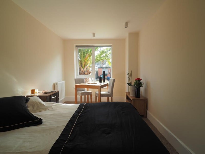Flat Dawlish Drive in Greater London