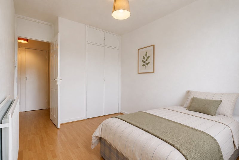 Room Rowley Gardens in Greater London
