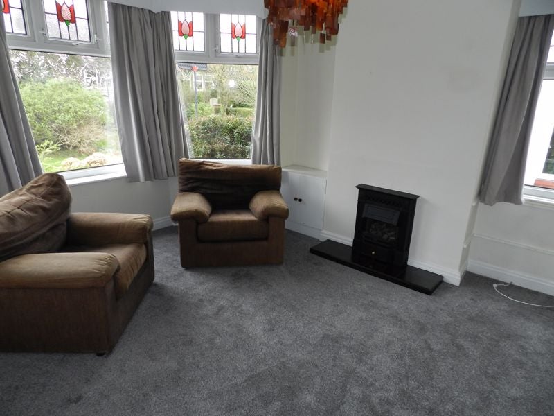 House Broomfield Crescent in Leeds