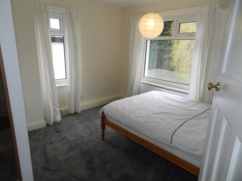 House Broomfield Crescent in Leeds