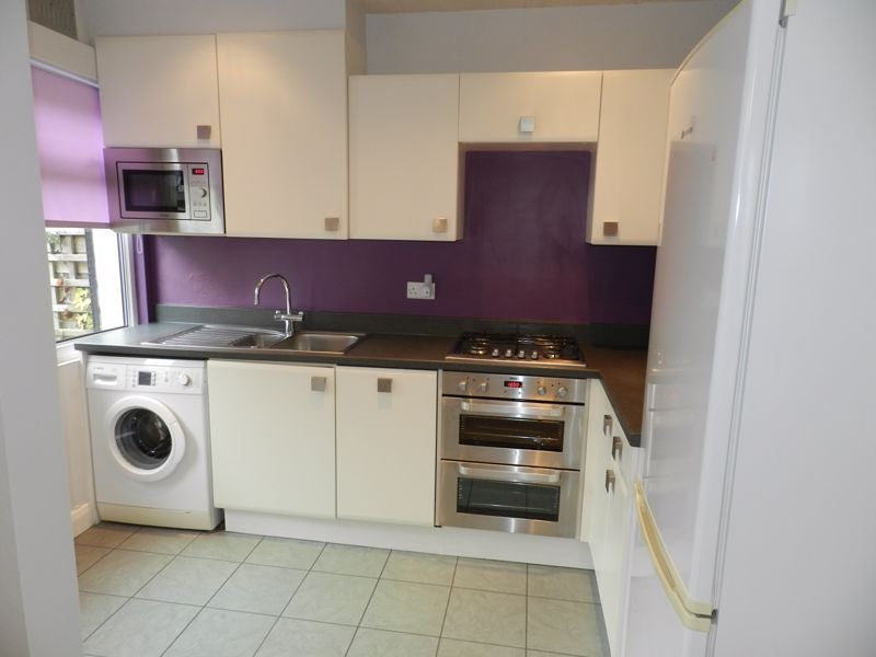 House Broomfield Crescent in Leeds