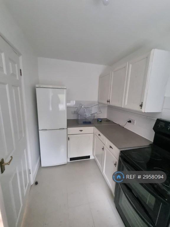 Flat Felixstowe Court in Greater London