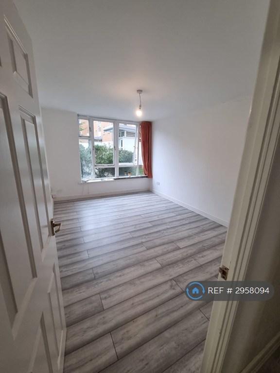 Flat Felixstowe Court in Greater London