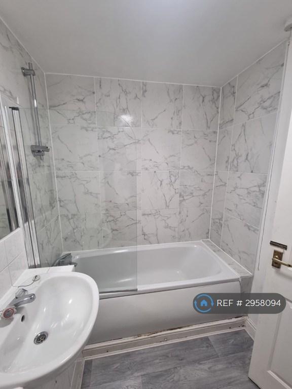 Flat Felixstowe Court in Greater London
