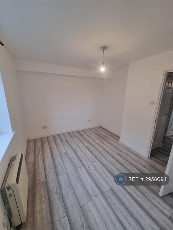 Flat Felixstowe Court in Greater London