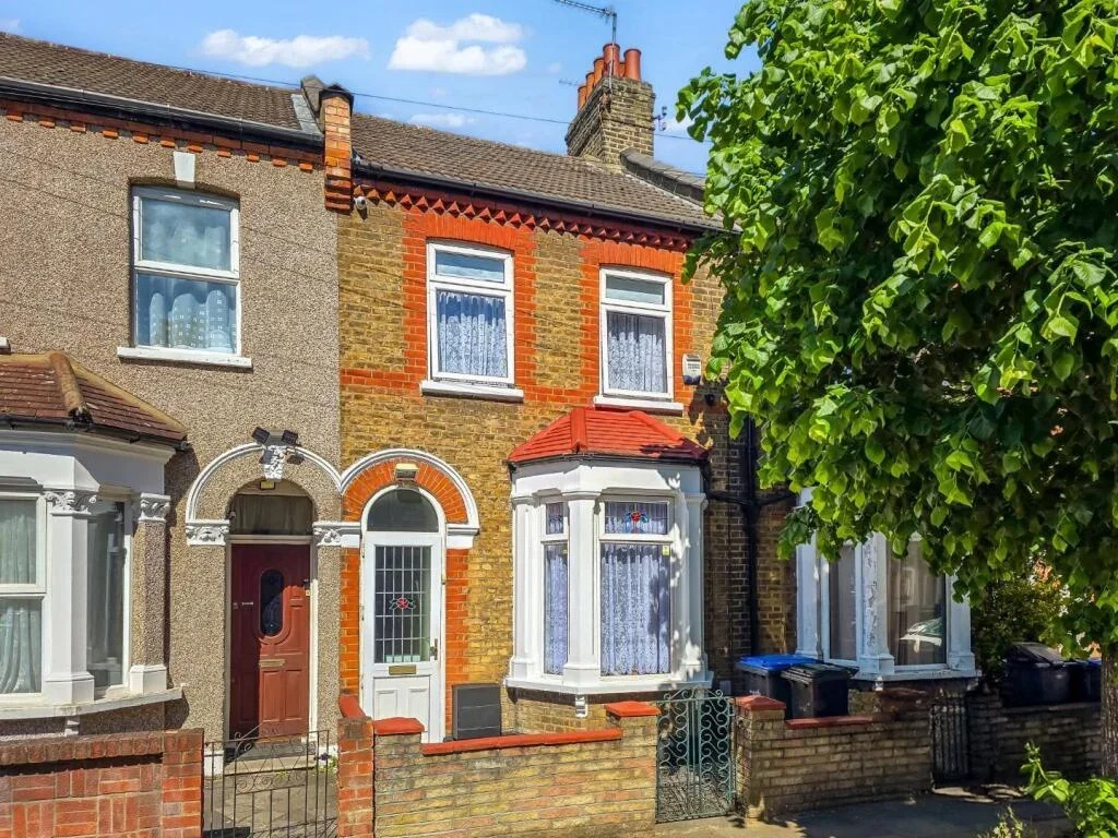 Room Lancaster Road in Greater London