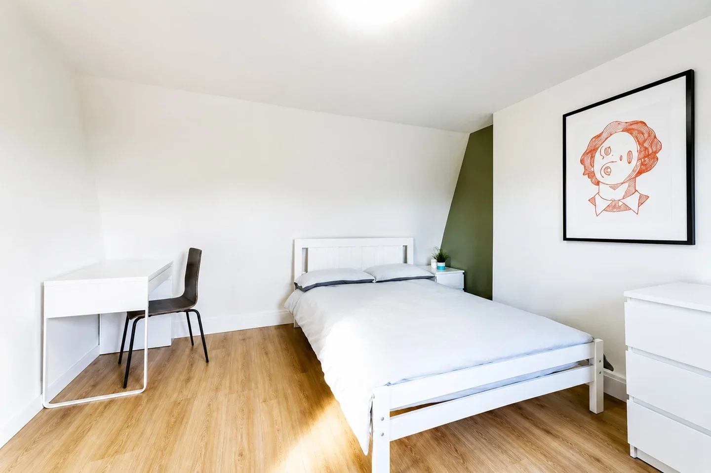 Room High Road in Greater London