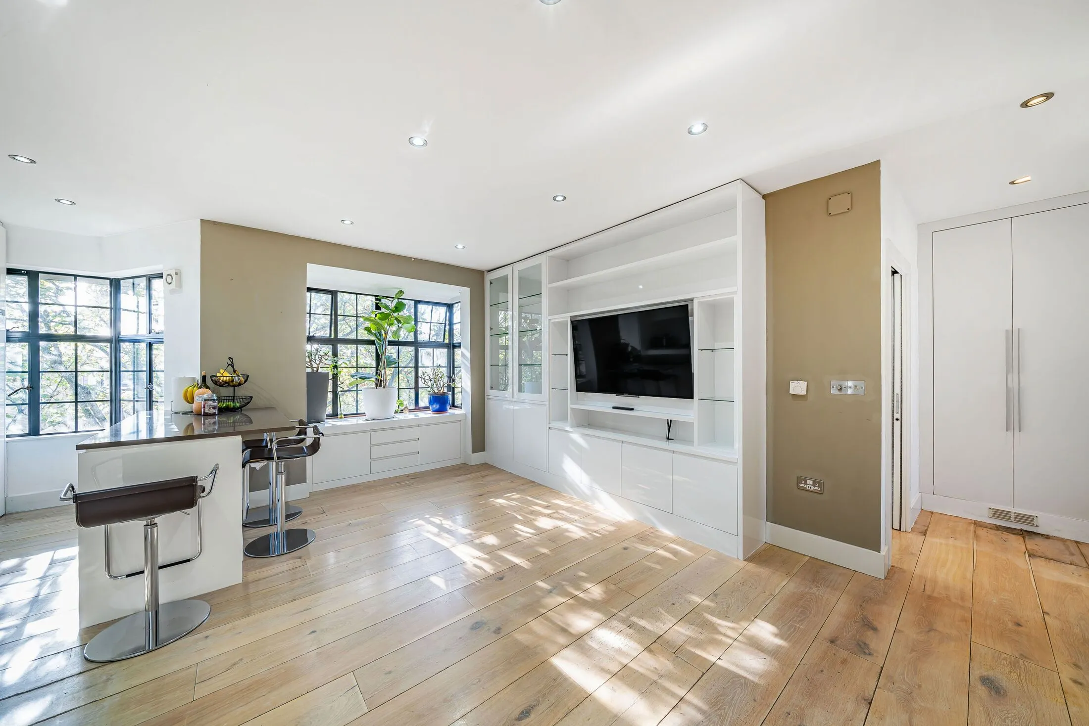Flat Ebbisham Drive in Greater London