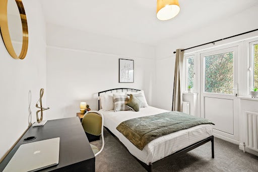 Room Fairfield Drive in Greater London