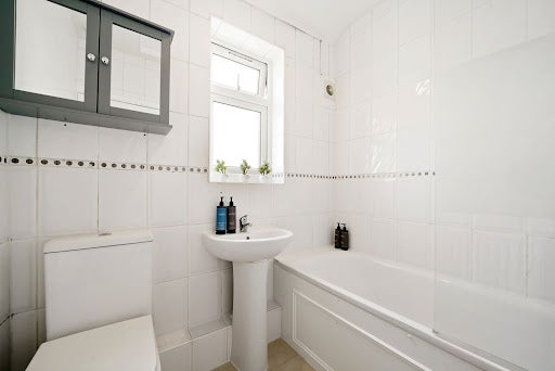 Room Fairfield Drive in Greater London
