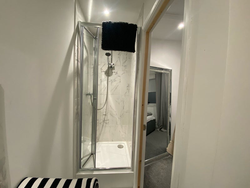 Room Gloucester Road in Crawley