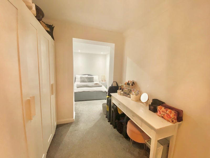 Room Gloucester Road in Crawley