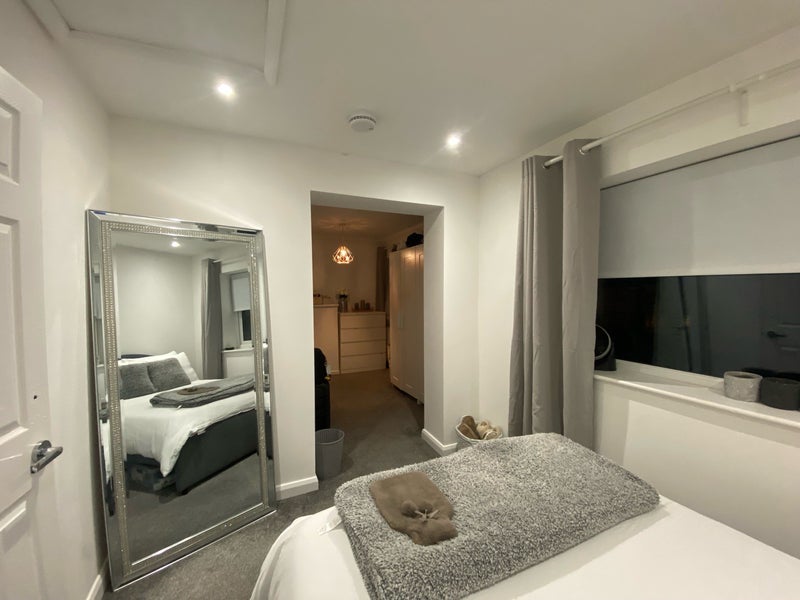 Room Gloucester Road in Crawley