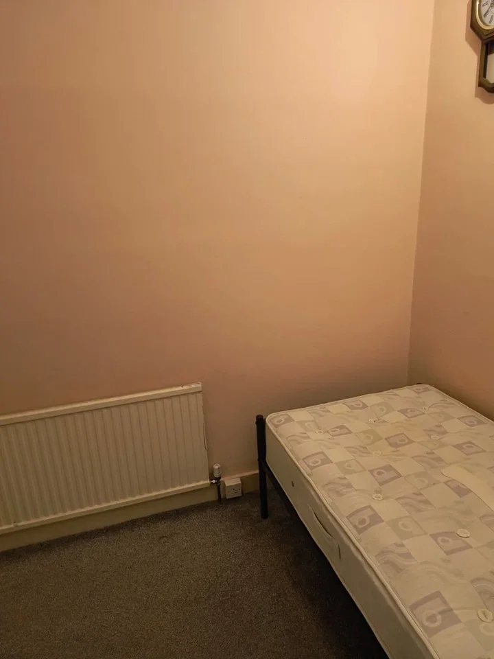 Room Aldborough Road South in Greater London