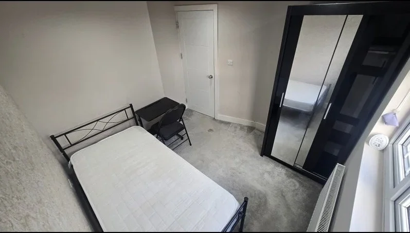 Room Mafeking Avenue in Greater London