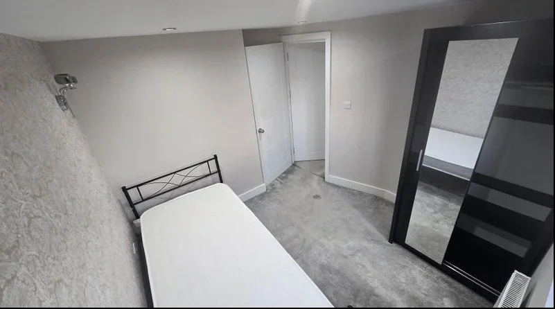 Room Mafeking Avenue in Greater London