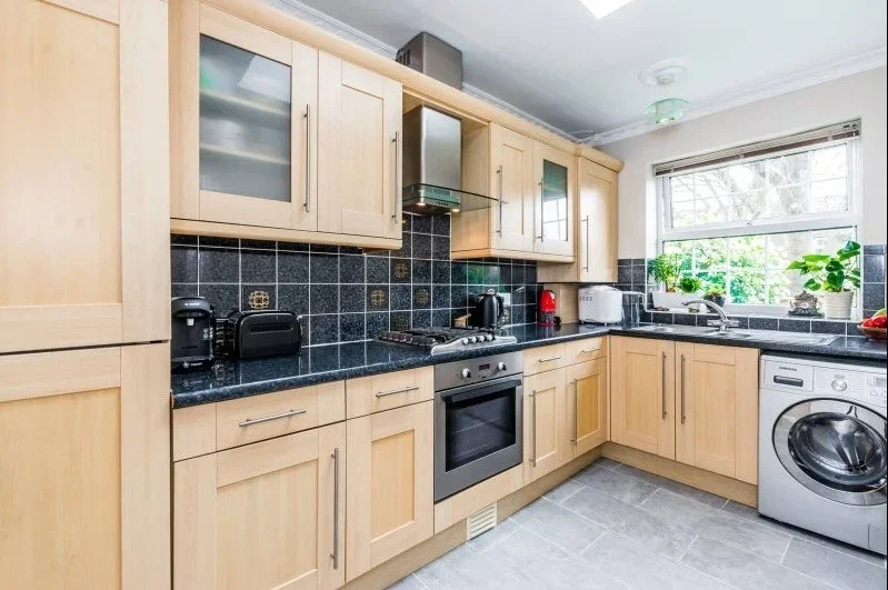 Room Mafeking Avenue in Greater London