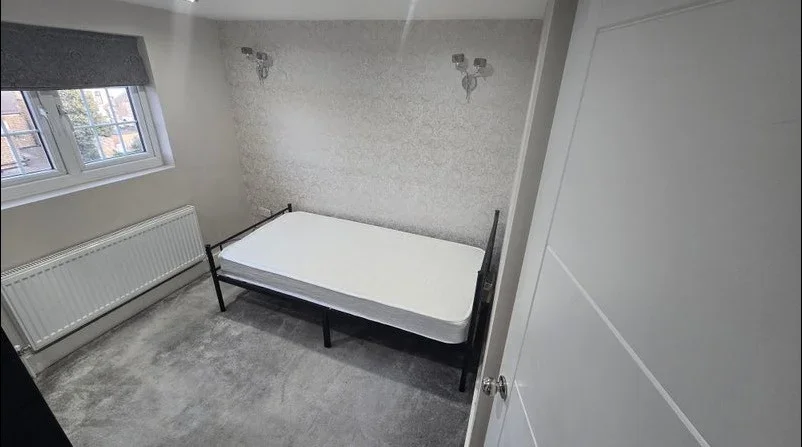 Room Mafeking Avenue in Greater London