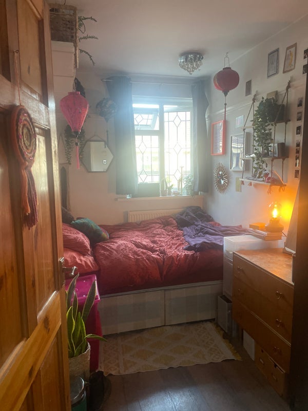 Room Bradstock Road in Greater London