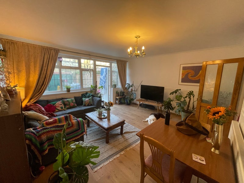 Room Bradstock Road in Greater London