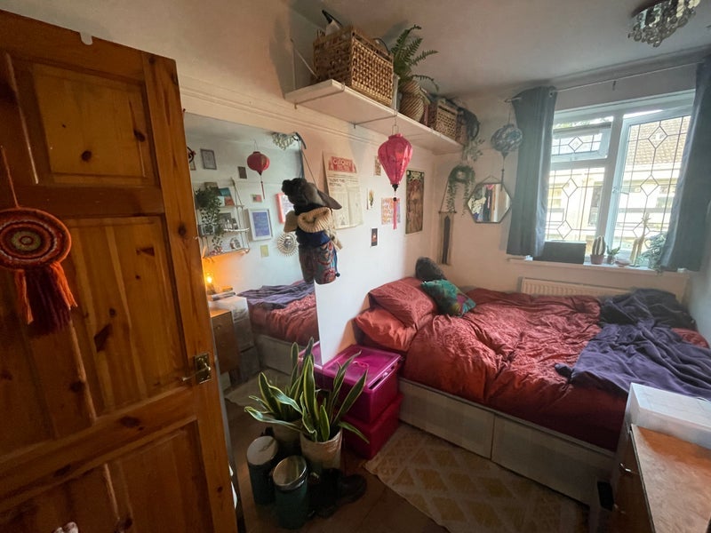Room Bradstock Road in Greater London