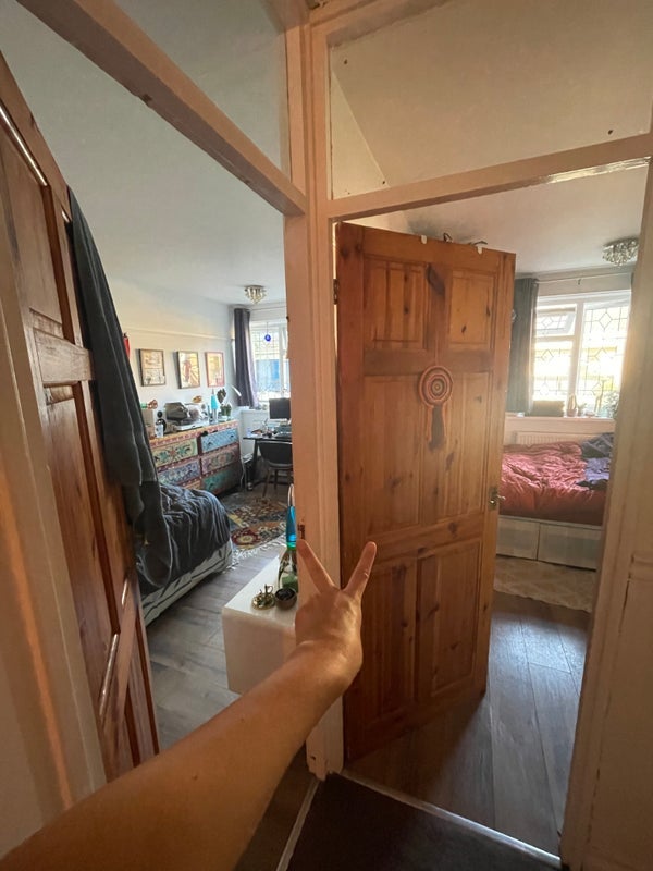 Room Bradstock Road in Greater London