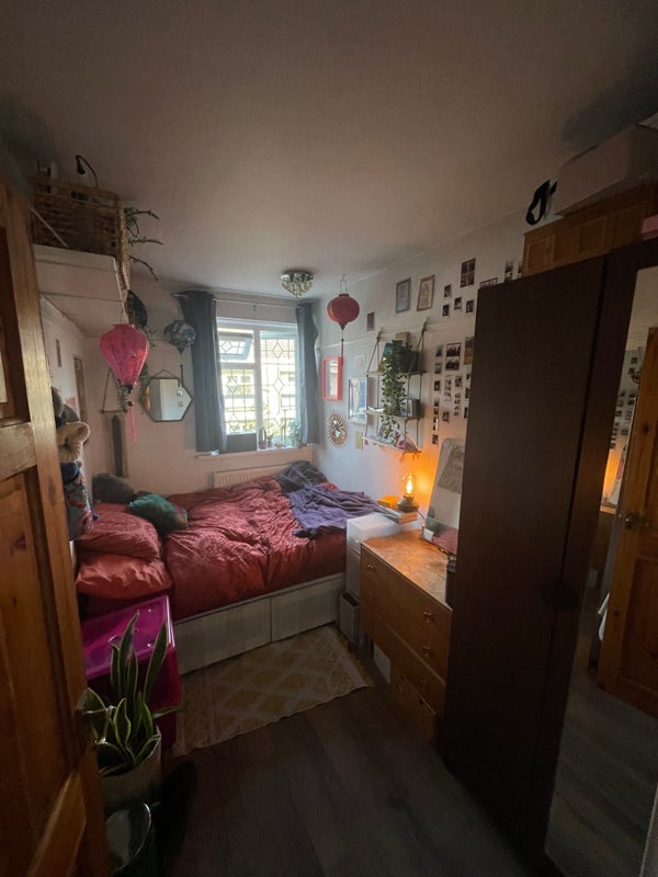 Room Bradstock Road in Greater London