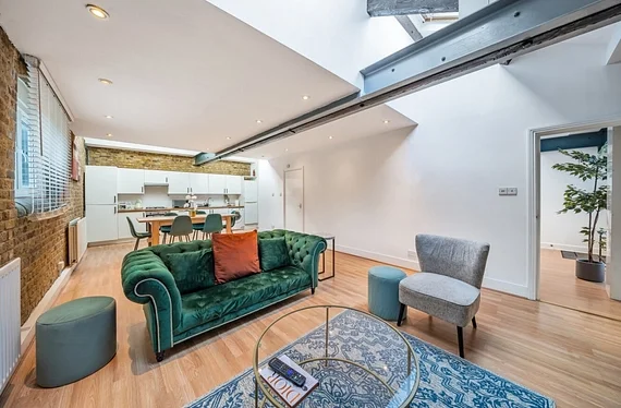 Flat Elmington Road in Greater London