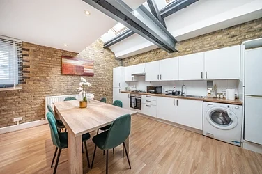 Flat Hopewell Street in Greater London