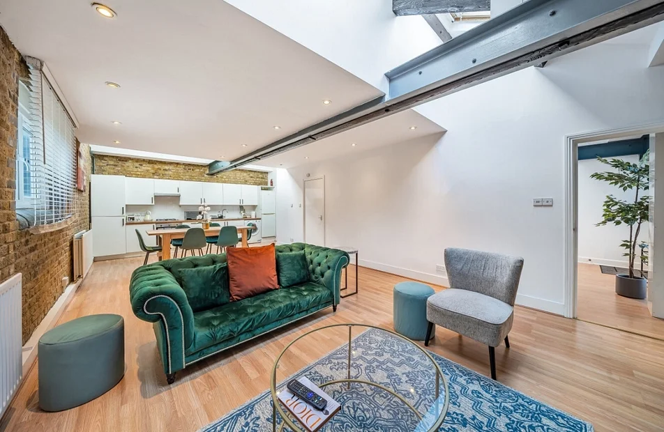 Flat Elmington Road in Greater London
