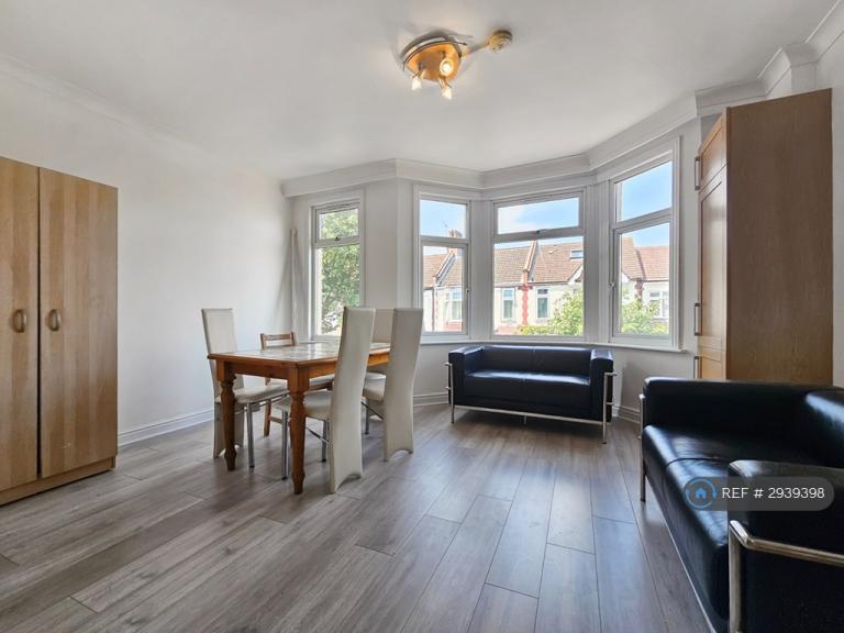 House Clayton Avenue in Greater London