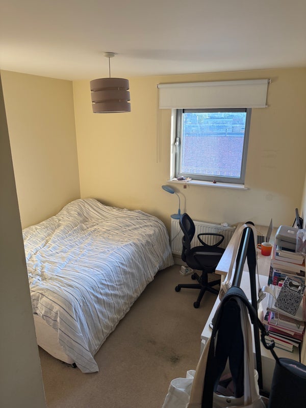 Room Benwell Road in Greater London