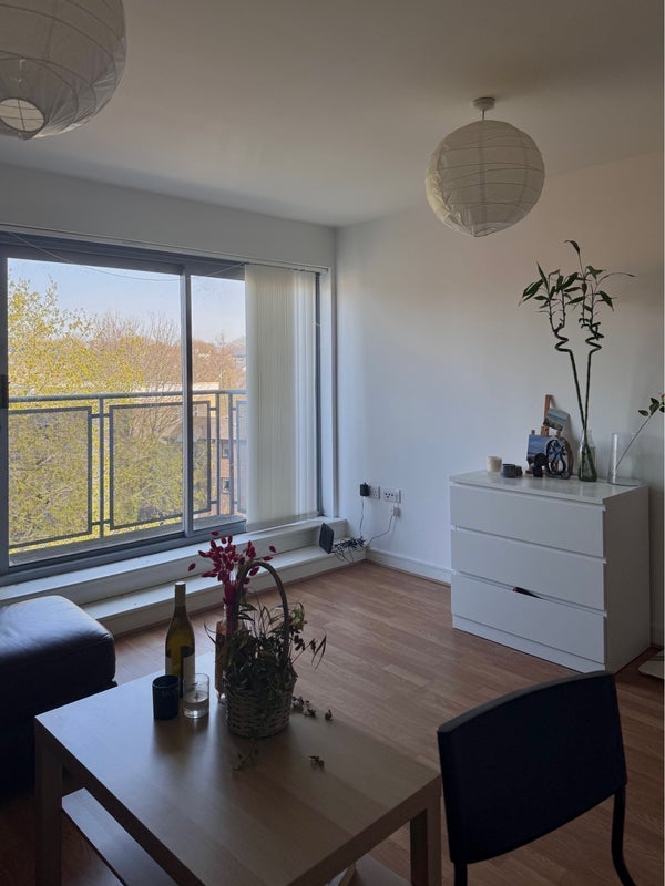 Room Benwell Road in Greater London