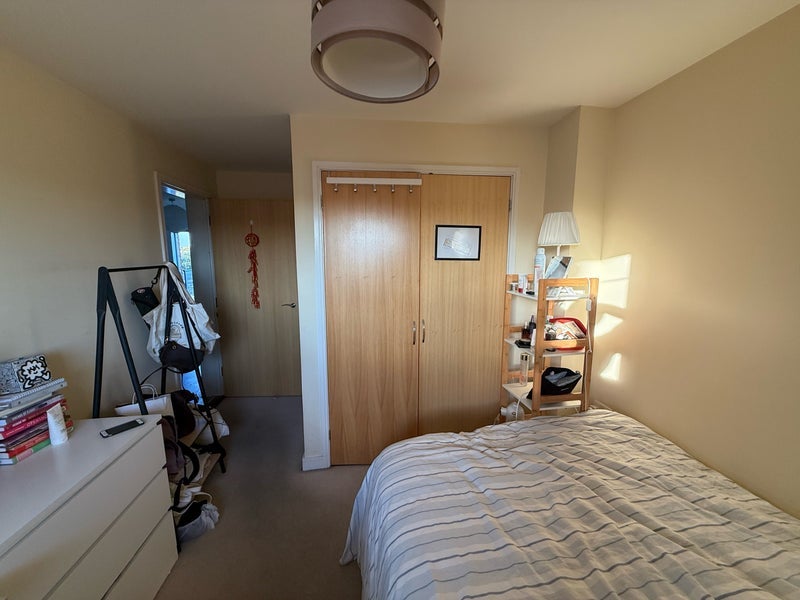 Room Benwell Road in Greater London