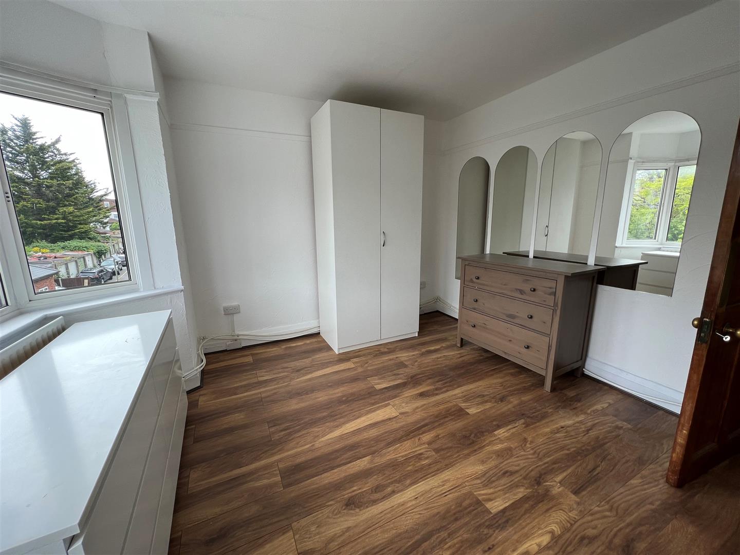 Flat Rundell Crescent in Greater London