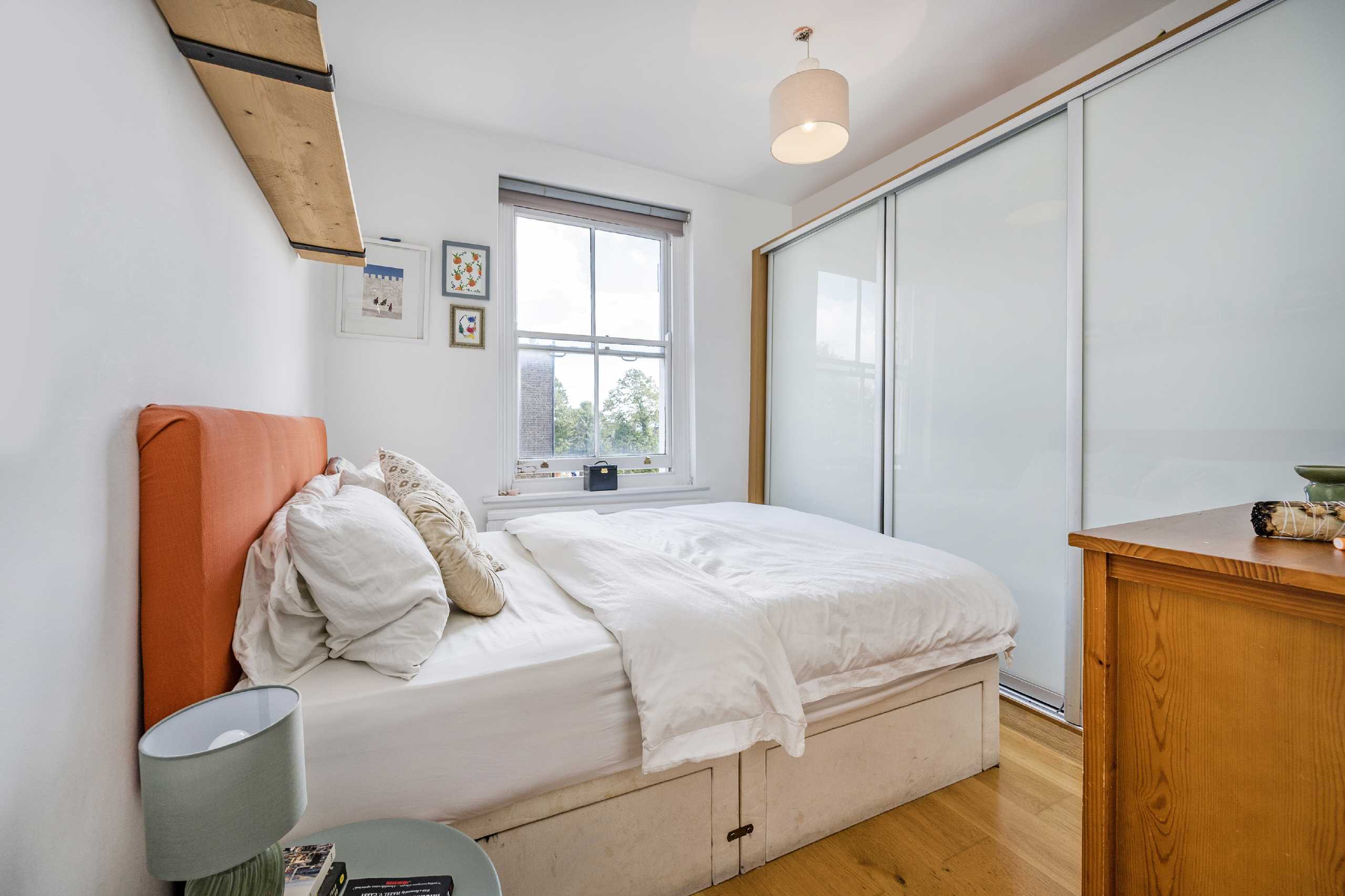Flat Ladbroke Grove in Greater London