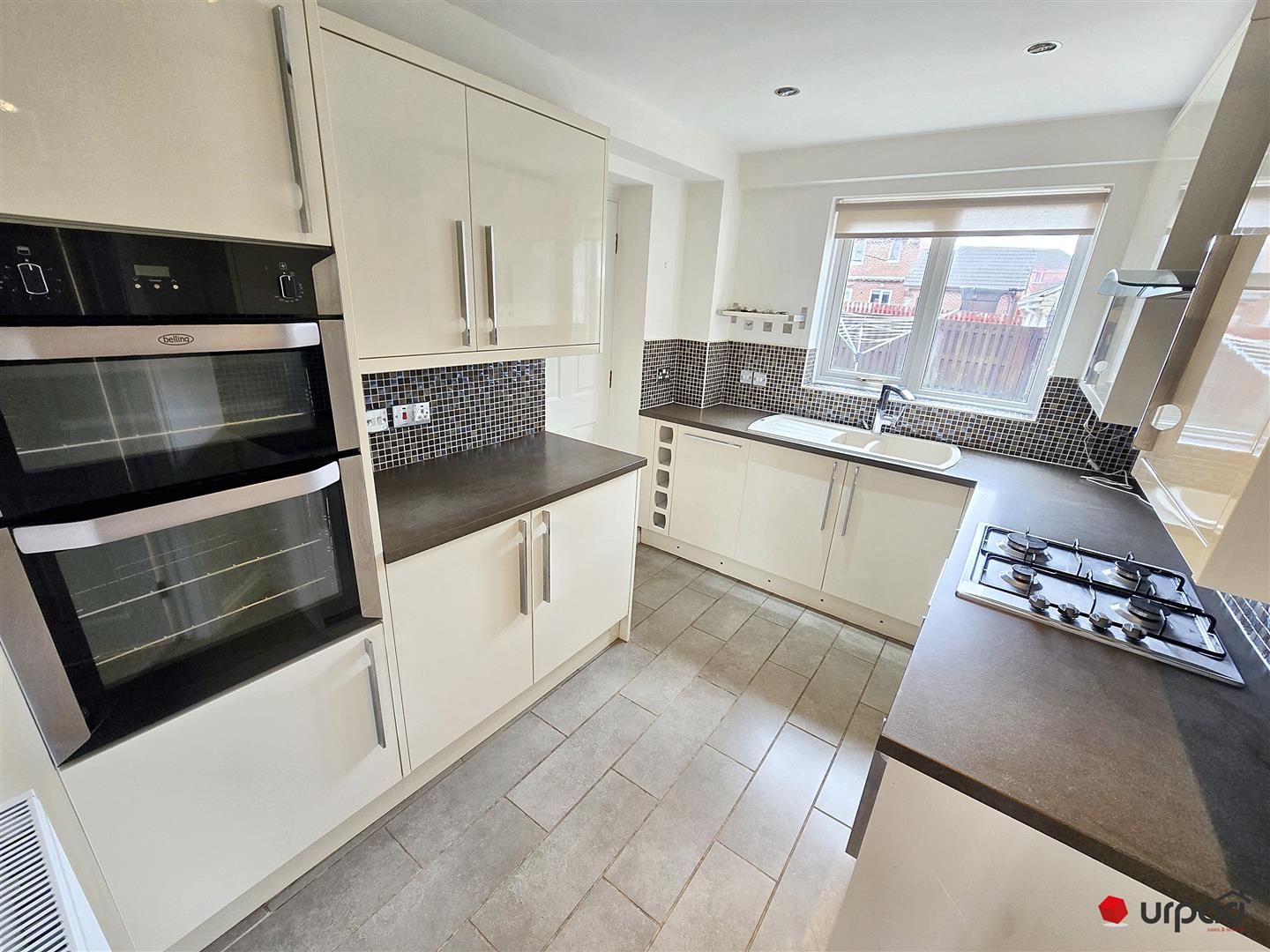 House Elizabeth Way in Siston