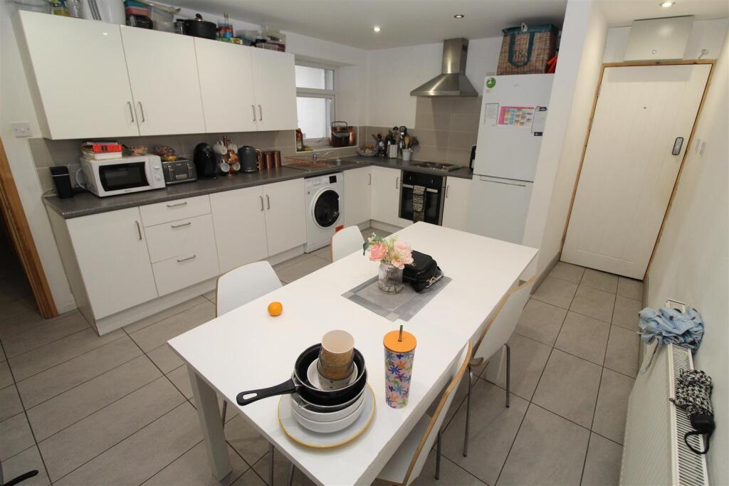 Flat Woodville Road in Cardiff