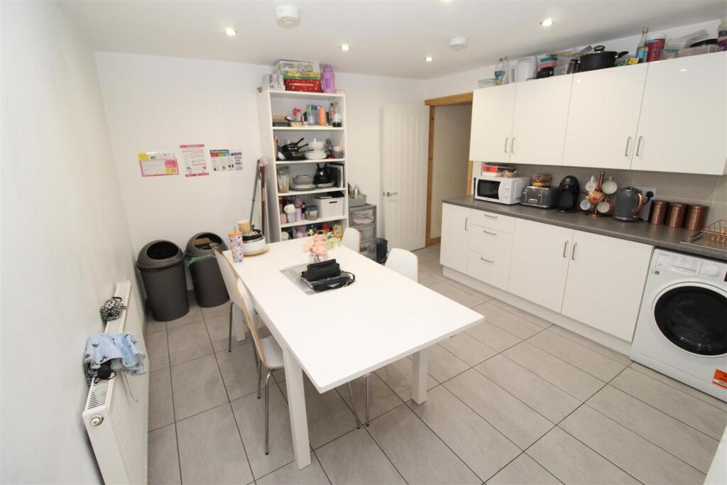 Flat Woodville Road in Cardiff