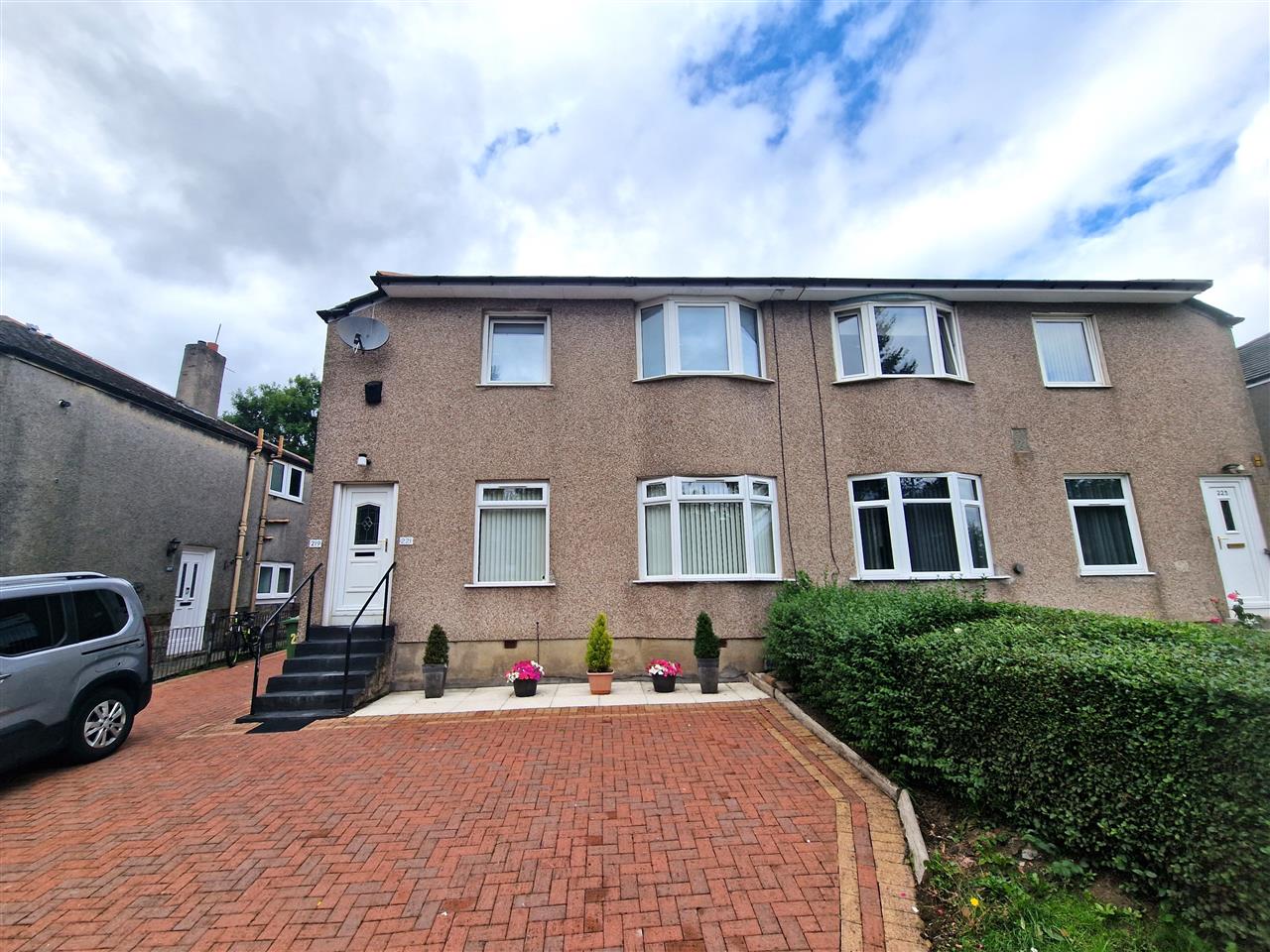 Flat Crofthouse Drive in Glasgow