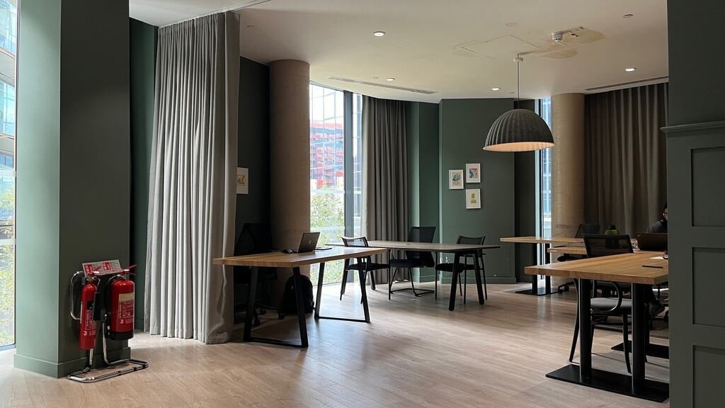 Flat Crossharbour Plaza in Greater London