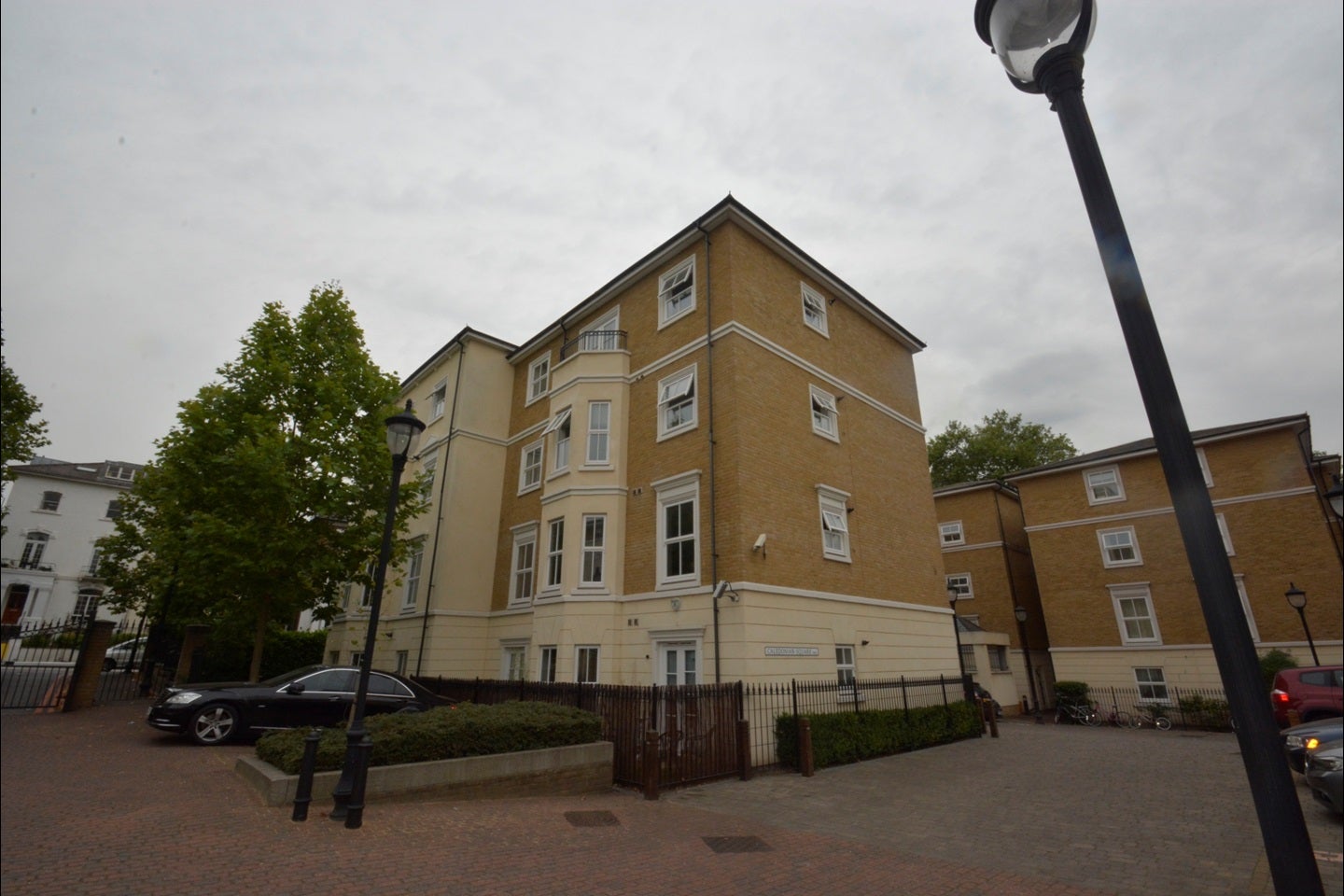 Flat Caledonian Square in Greater London