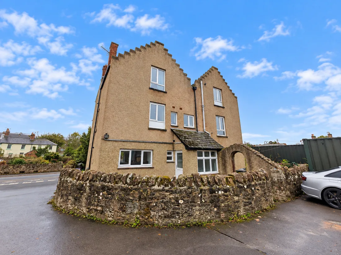 Flat Fitzroy Close in Monmouth