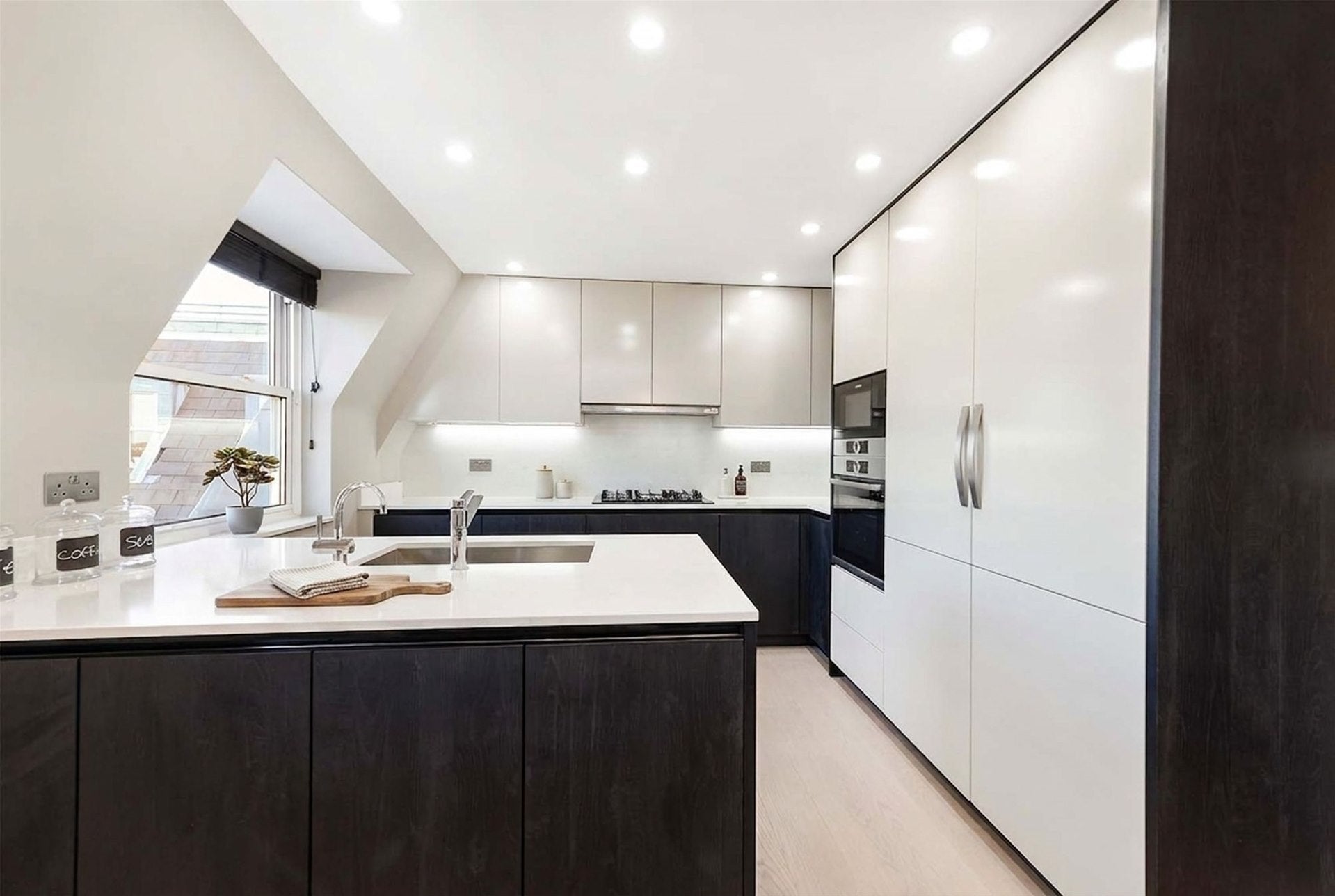 Flat Boydell Court in Greater London