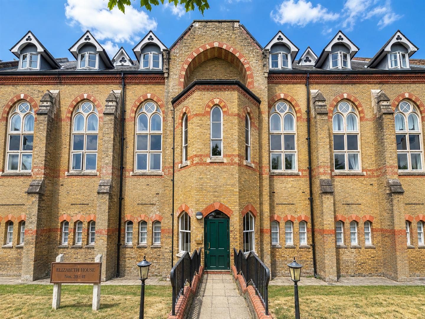 Flat Exeter Close in Watford